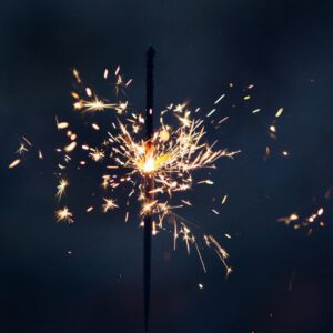 Eine brennende Wunderkerze